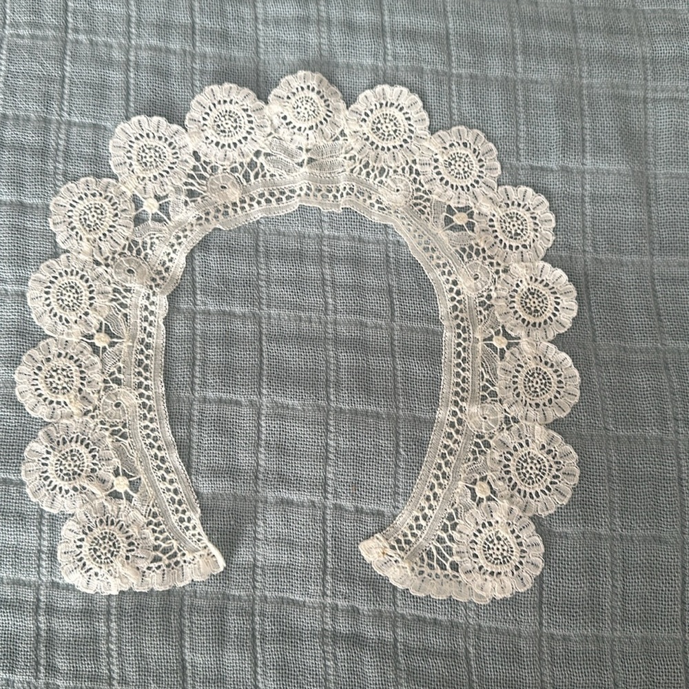 NWOT Belgian lace collar for small child